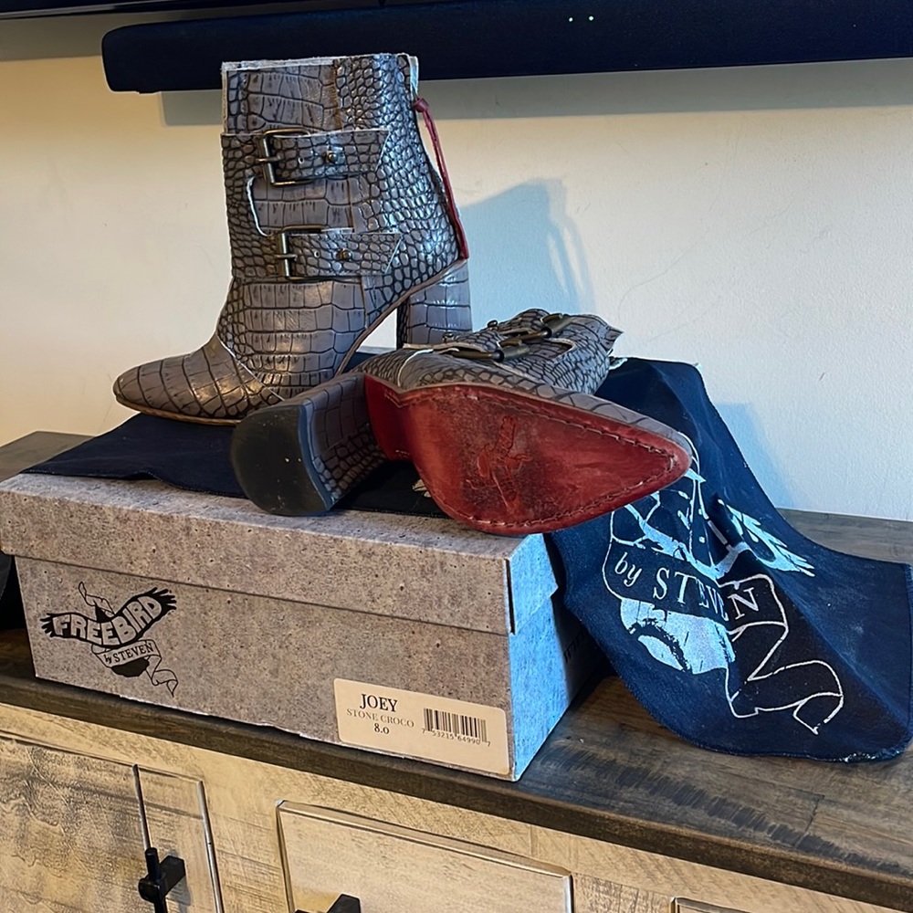 Freebird by Steven Joey Stone Croco 8 I’m a 7 they fit perfect